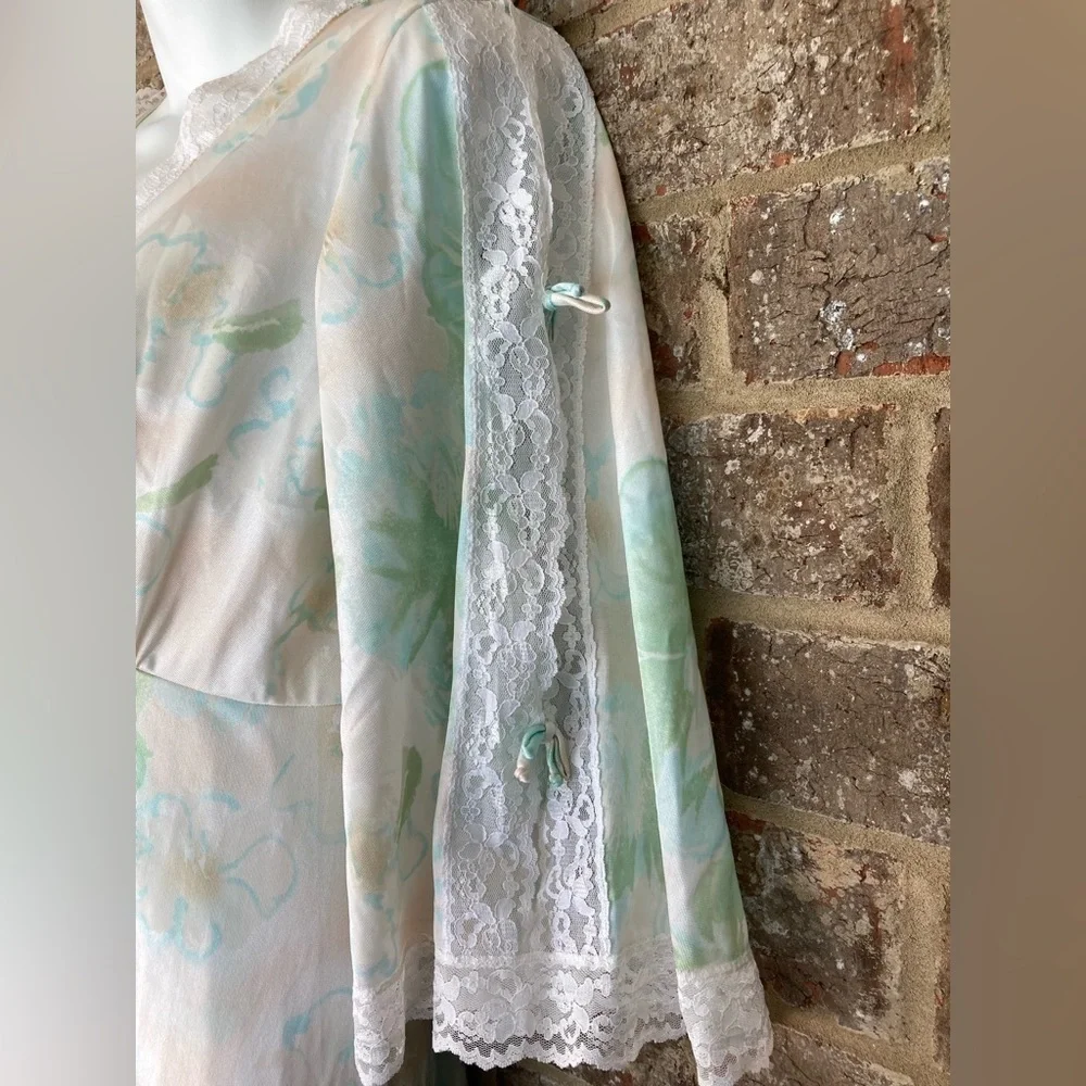 2 Piece Vintage CHEVETTE Nightgown Robe Floral Size M/L ILGWU